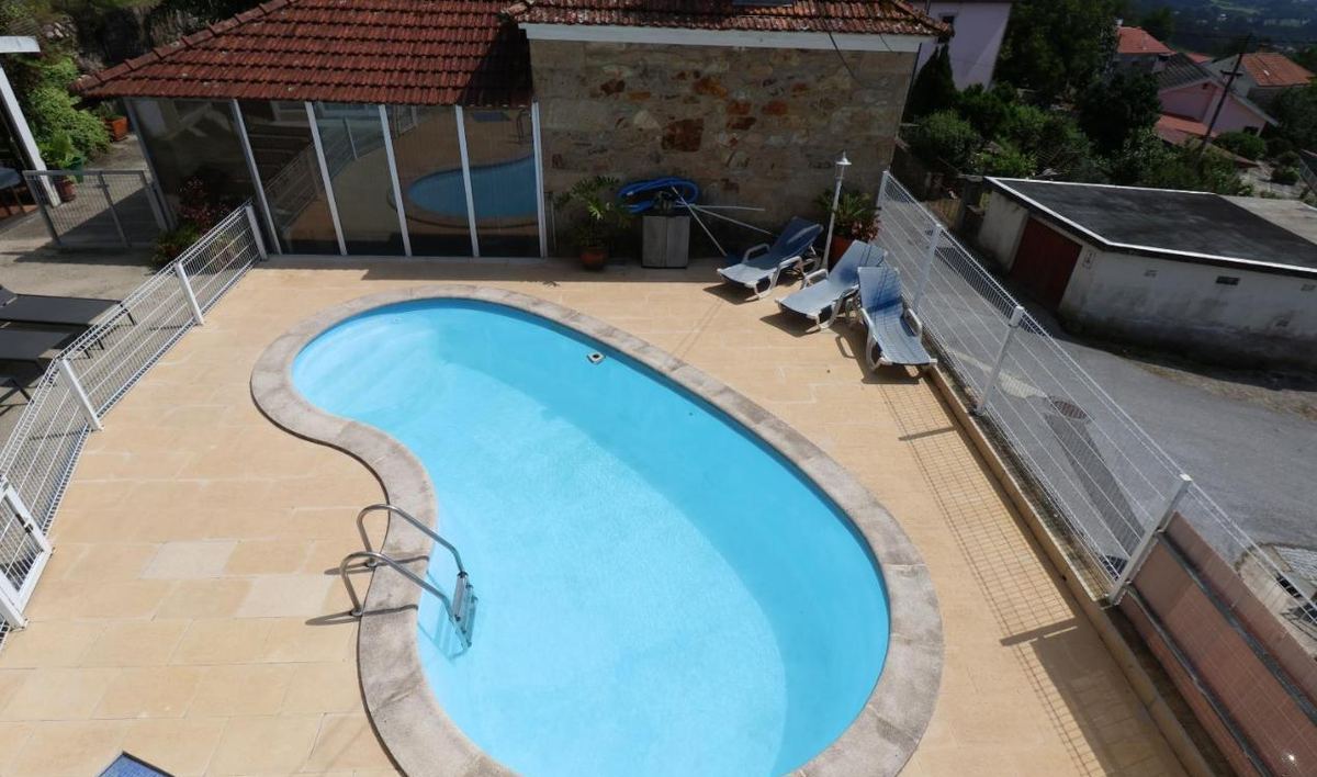 Vista de cima do terraço e da piscina