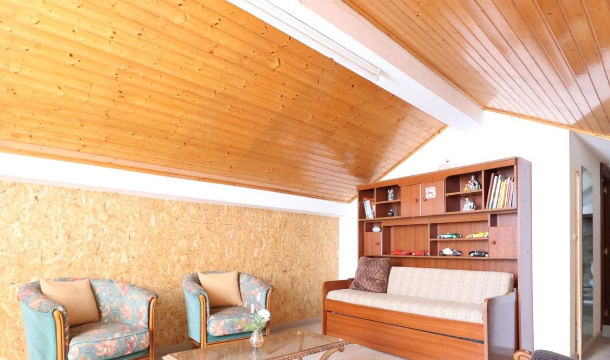 Sala no sótão com teto de madeira